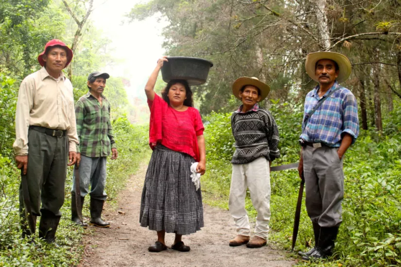 Justino Xollim (rechts) mit Gemeindemitgliedern auf dem Weg zur Feldarbeit. Foto_pbi  Guatemala