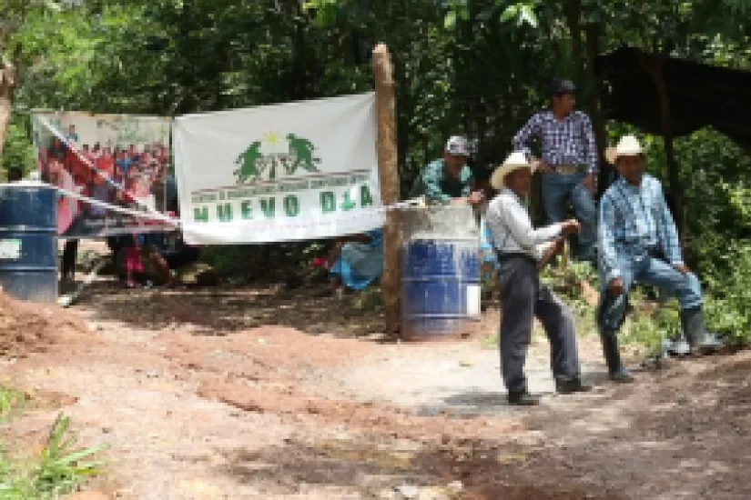 Straßenblockade am Eingang der Mine Cantera de los Manantiales in der Gemeinde Olopa, Chiquimula in Guatemala.png